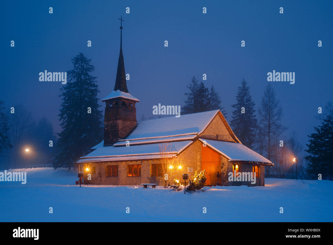 Beleuchtete Kapelle in der Nacht. Kandersteg, Schweiz Stockfoto