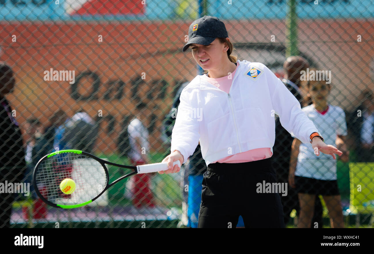 Simona Halep in Rumänien in einem nationalen Tag des Sports Kinder Klinik an der 2019 Qatar Total Open WTA Premier Tennis Turnier Stockfoto
