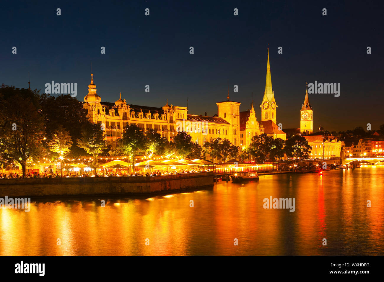 Fraumünster und St. Peter Kirche in der Abenddämmerung. Zürich, Schweiz Stockfoto