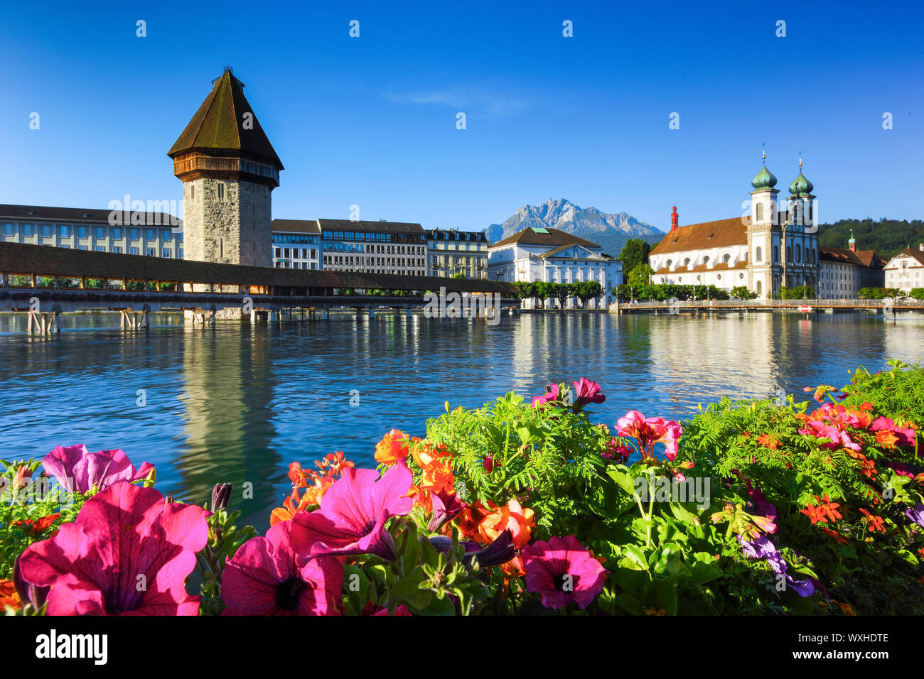 Kapellbruecke (Kapelle Brücke), einem überdachten Holzsteg mit Berg Pilatus im Hintergrund. Luzern, Schweiz. Stockfoto