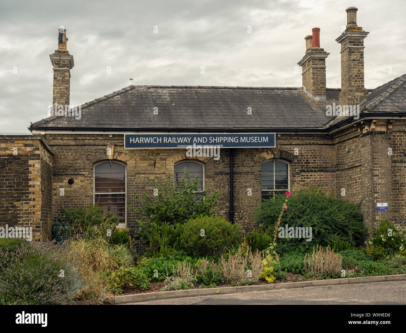 HARWICH, ESSEX, Großbritannien - 12. AUGUST 2018: Außenansicht des Eisenbahn- und Schifffahrtsmuseums in den Gebäuden des Bahnhofs Harwich Town Stockfoto