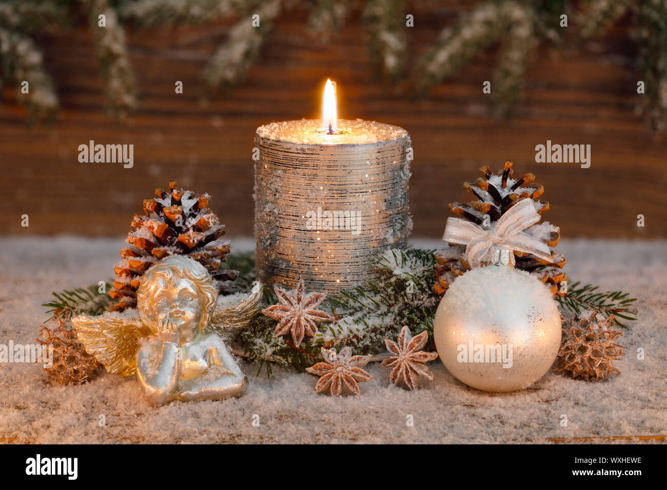 Weihnachten Dekoration: Brennende Kerze mit Engeln. Schweiz Stockfotografie  - Alamy