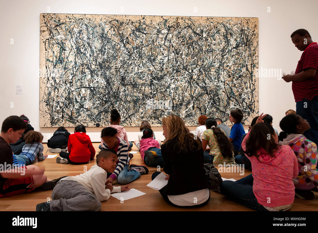 New York City, USA - Juni 9, 2010: Gruppe von Kindern in einer Klasse, sitzt vor einem Jackson Pollock Malerei im Museum für Moderne Kunst in New Yor Stockfoto