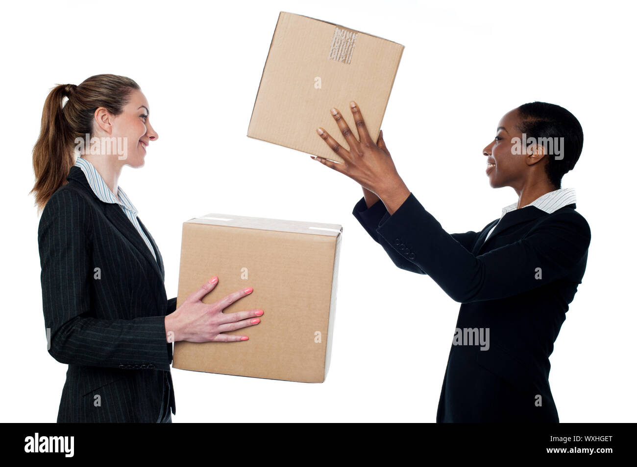 Geschäftsfrau, die gepackte Kartons vorbei Stockfoto