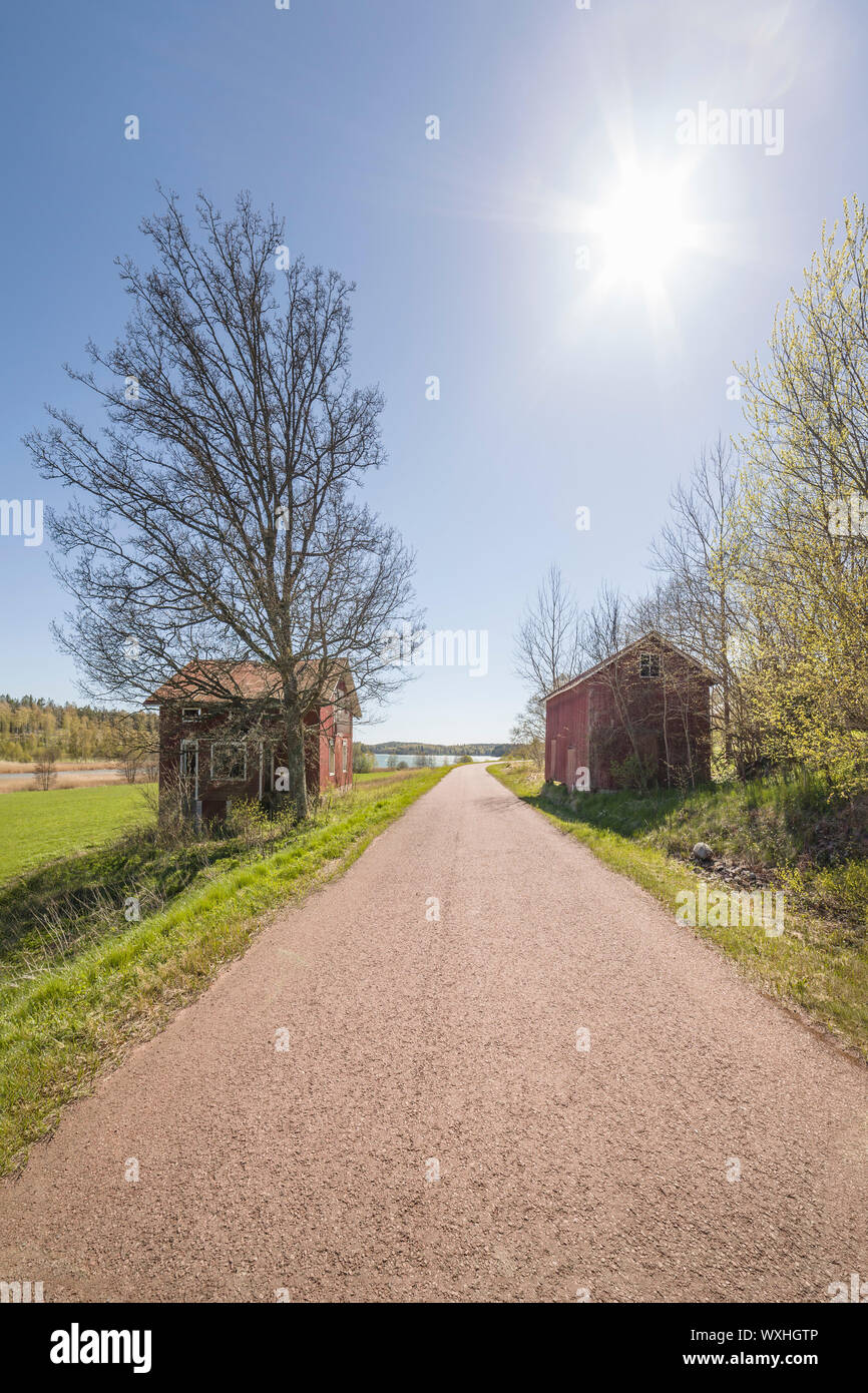 Eine alte verlassene Haus und Straße in einer ländlichen Landschaft Landschaft. Aland Inseln, Finnland. Stockfoto