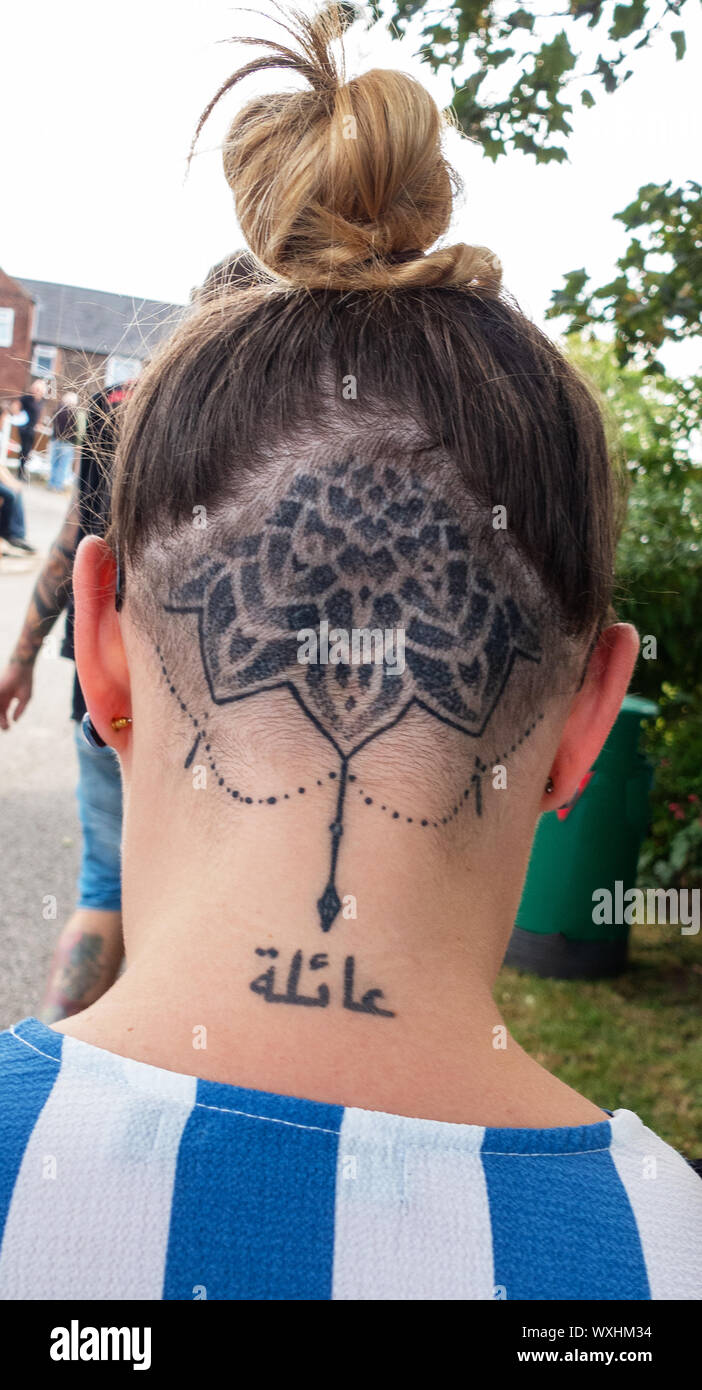 Foto Von Jungen Womans Haar Mit Tattoo In Haarlinie Stockfotografie Alamy