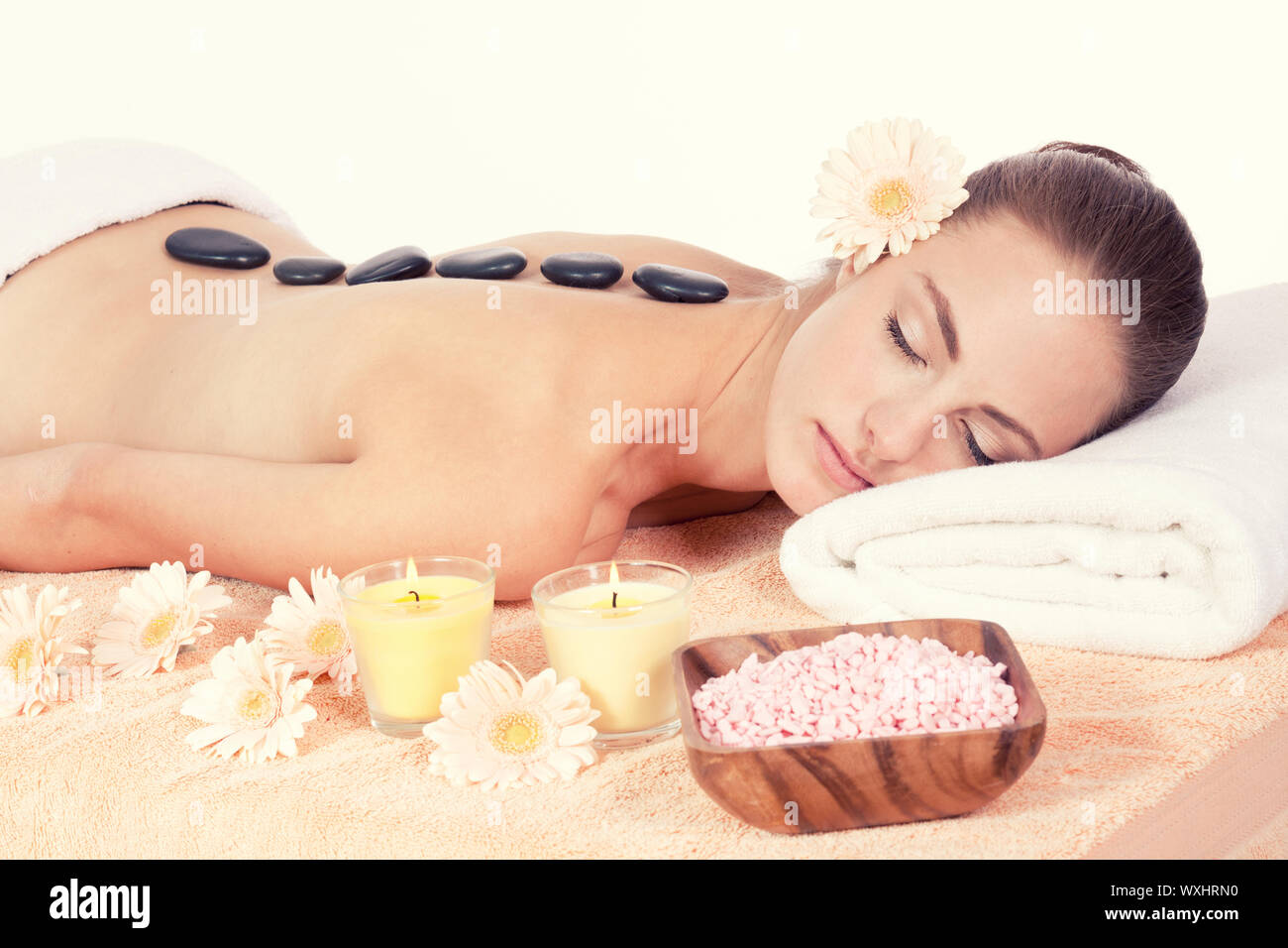 Attraktive helathy kaukasische Frau Hot Stone Massage Wellness Stockfoto