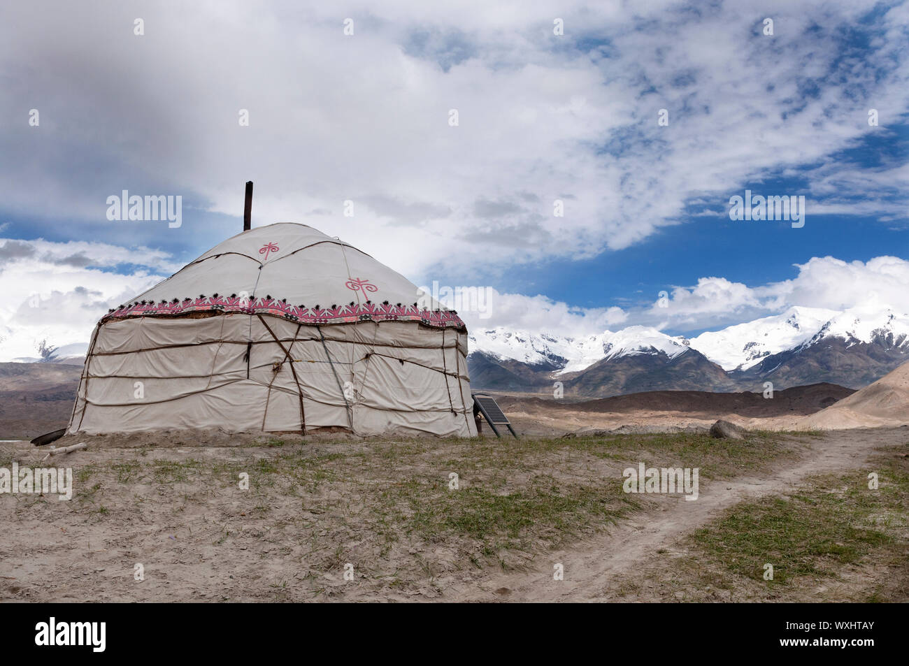 Traditionelle Jurte am Ufer des Karakul See, in der Provinz Xinjiang, China Stockfoto