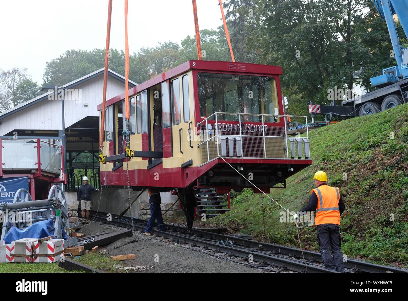 Augustusburg, Deutschland. 17 Sep, 2019. Eine Beförderung von der Augustusburg Seilbahn schwebt auf die Seile eines Krans. Beide Wagen sind durch niedrige transportiert - Lader zu einem spezialisierten Unternehmen in Mecklenburg-Vorpommern, wo Sie von Renovierungsarbeiten unterzogen werden. Folgende parallele Gleisbauarbeiten auf der Linie, die touristische Attraktion ist am 21. März 2020 wieder geöffnet werden muss. Credit: Sebastian Willnow/dpa-Zentralbild/dpa/Alamy leben Nachrichten Stockfoto