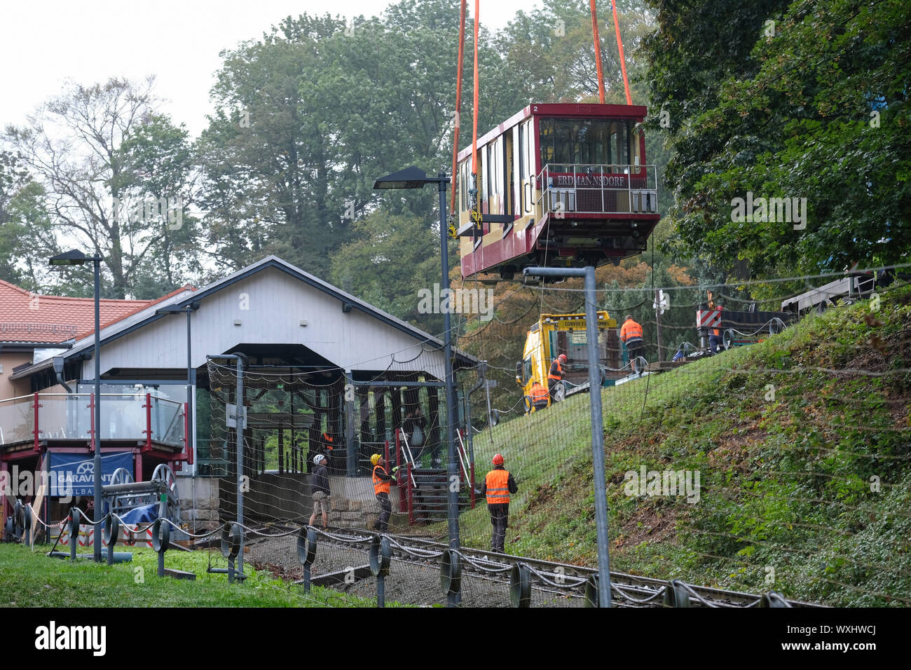 Augustusburg, Deutschland. 17 Sep, 2019. Eine Beförderung von der Augustusburg Seilbahn schwebt auf die Seile eines Krans. Beide Wagen sind durch niedrige transportiert - Lader zu einem spezialisierten Unternehmen in Mecklenburg-Vorpommern, wo Sie von Renovierungsarbeiten unterzogen werden. Folgende parallele Gleisbauarbeiten auf der Linie, die touristische Attraktion ist am 21. März 2020 wieder geöffnet werden muss. Credit: Sebastian Willnow/dpa-Zentralbild/dpa/Alamy leben Nachrichten Stockfoto