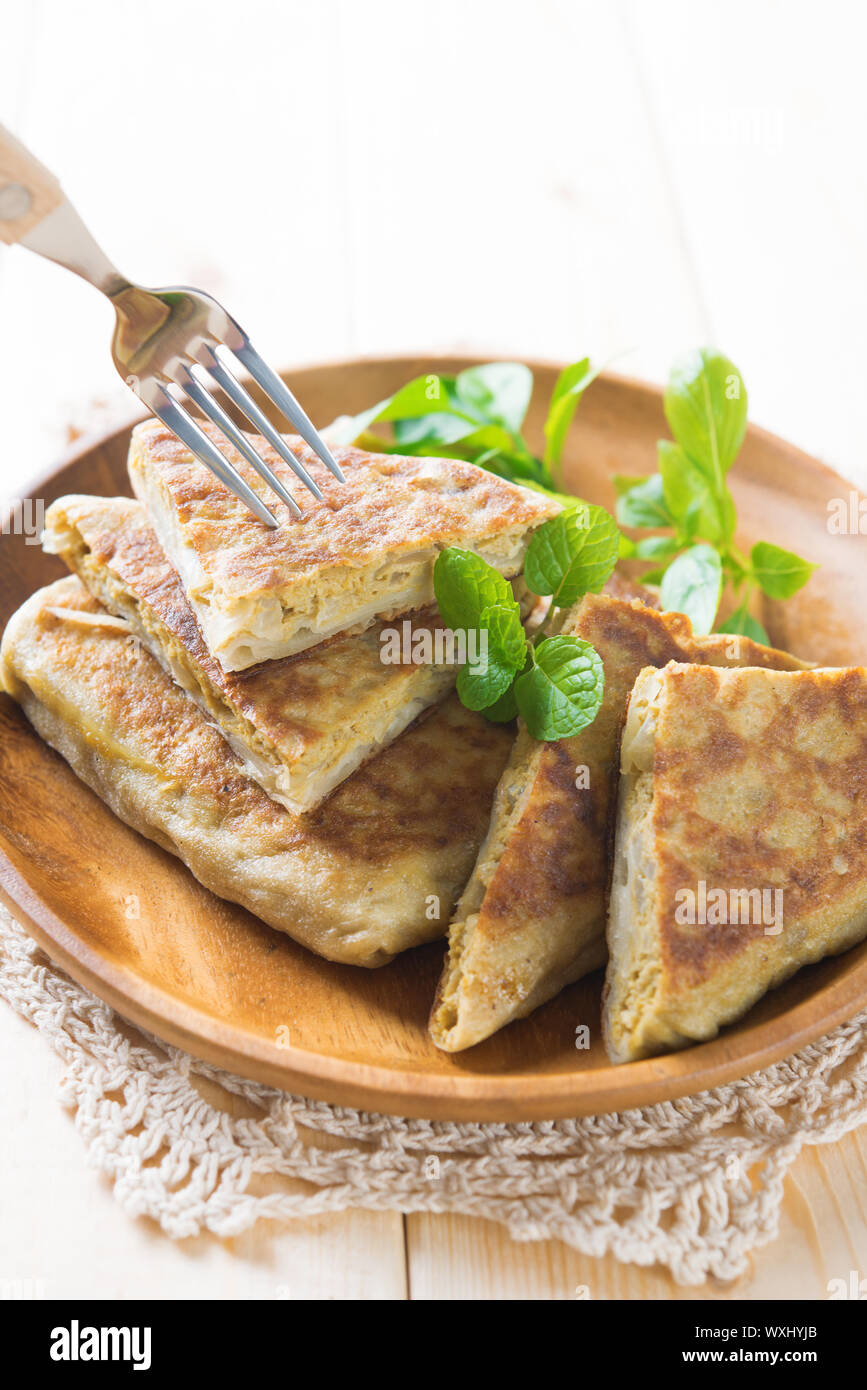 Malaysische Essen murtabak Kommt normalerweise in der indischen muslimischen Restaurants und Ständen verkauft, gefüllt mit Hackfleisch/Hammel, Knoblauch, Ei und Zwiebeln, und ist mit Cu gegessen Stockfoto