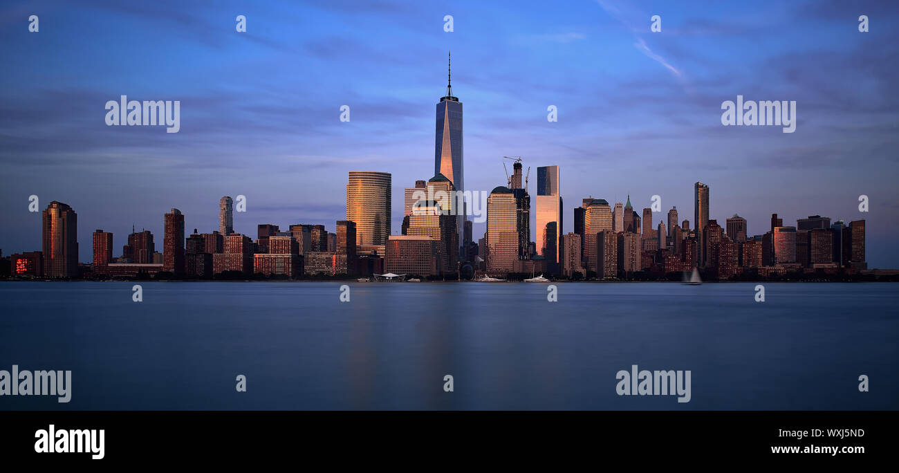 Skyline von One World Trade Center und Battery Park City Esplanade bei Dämmerung, Manhattan, New York, United States Stockfoto