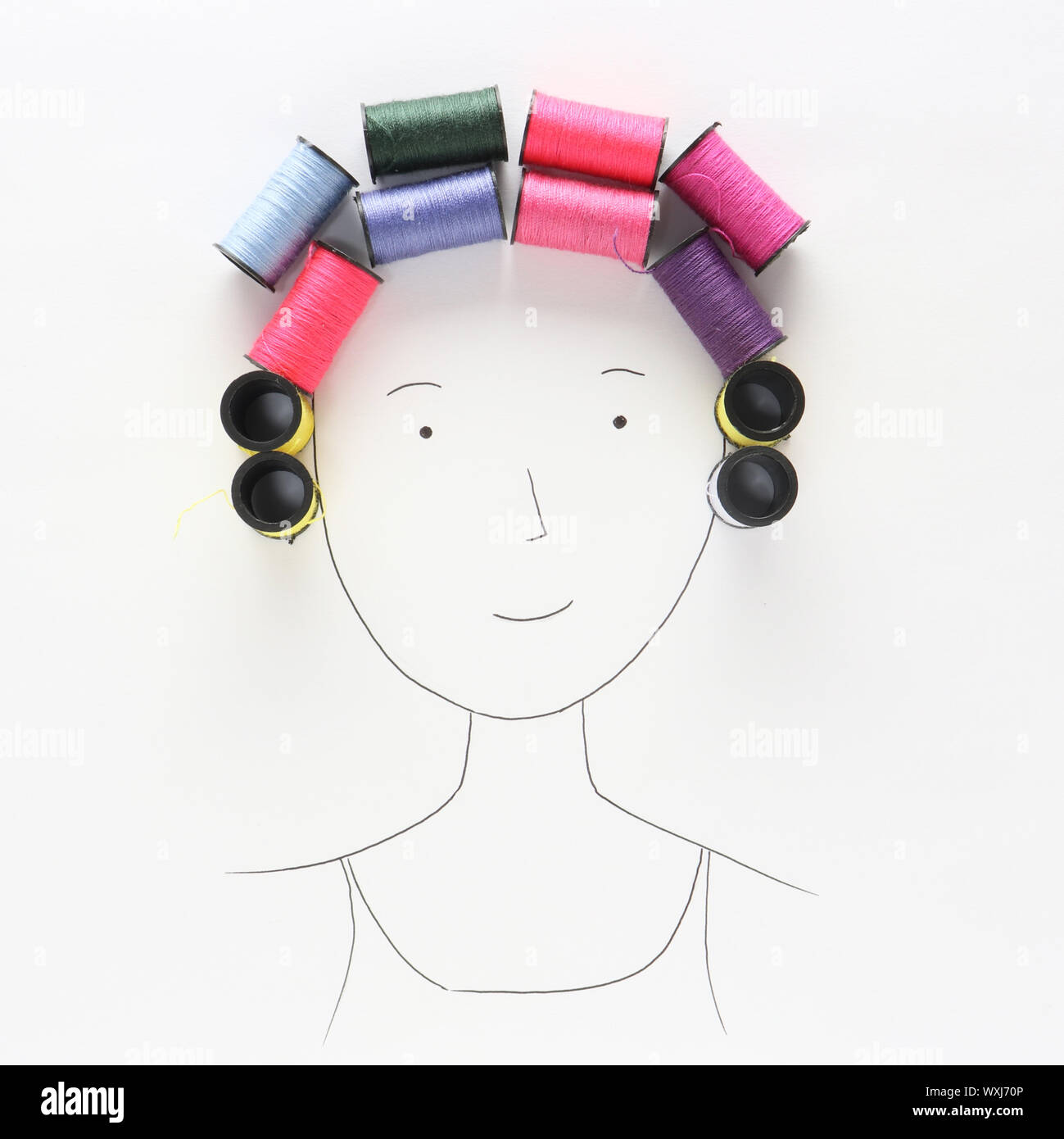 Konzeptionelle Frau mit Lockenwicklern im Haar Stockfoto