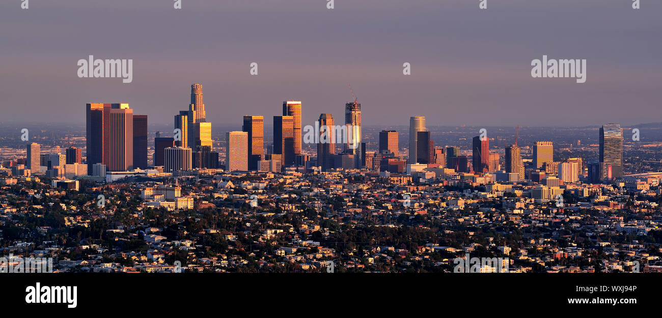 Skyline der Stadt bei Sonnenuntergang, Los Angeles, California, United States Stockfoto