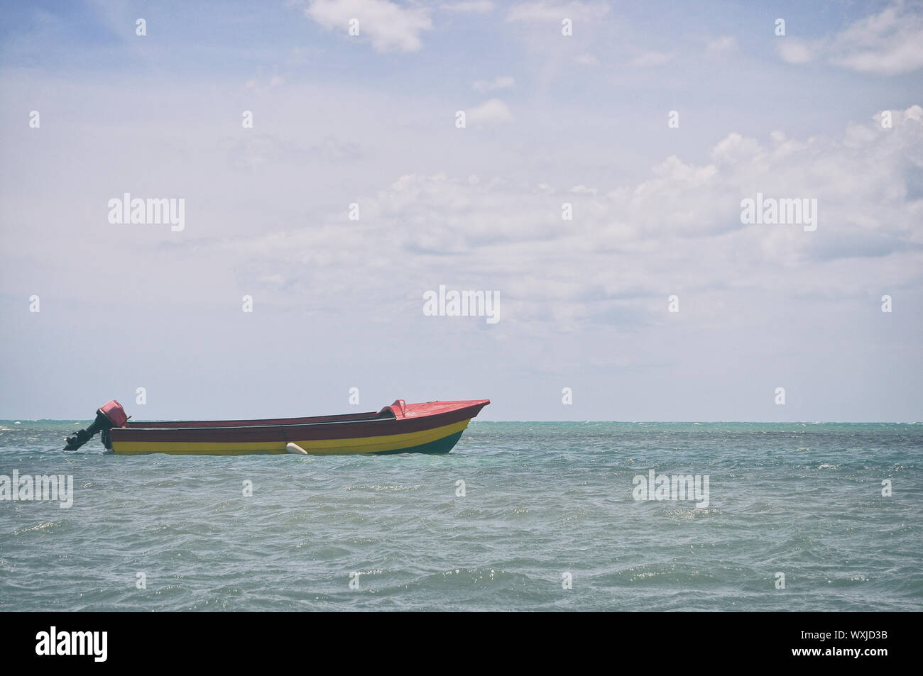 Motorboot in Ozean verankert, Jamaika Stockfoto