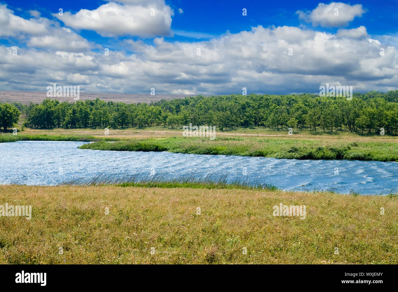 Lagune von kleinen See mit Wolke am Himmel und starke Wellen Stockfoto