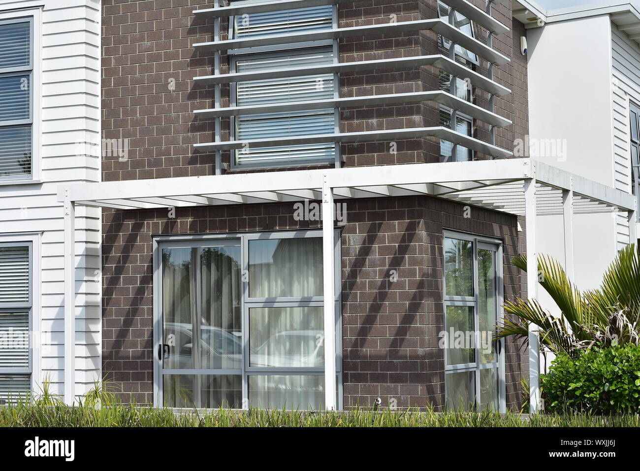 Detailansicht der modernen Stadthäusern mit der Außenwände der gemischten weatherboard und Zement Bausteine. Stockfoto