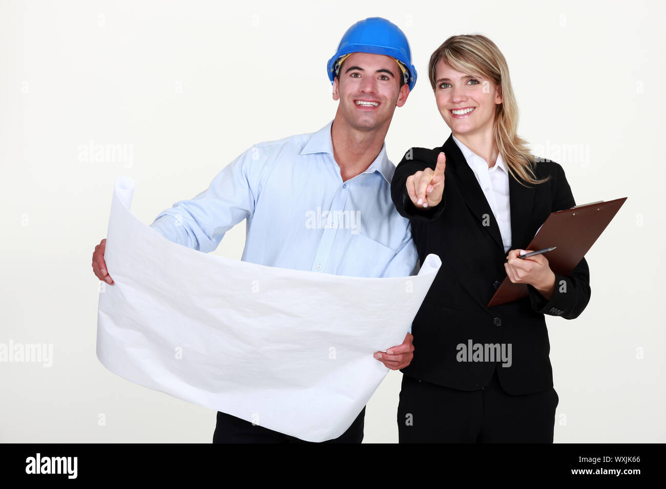 Architektin und Foreman hält Pläne Stockfoto