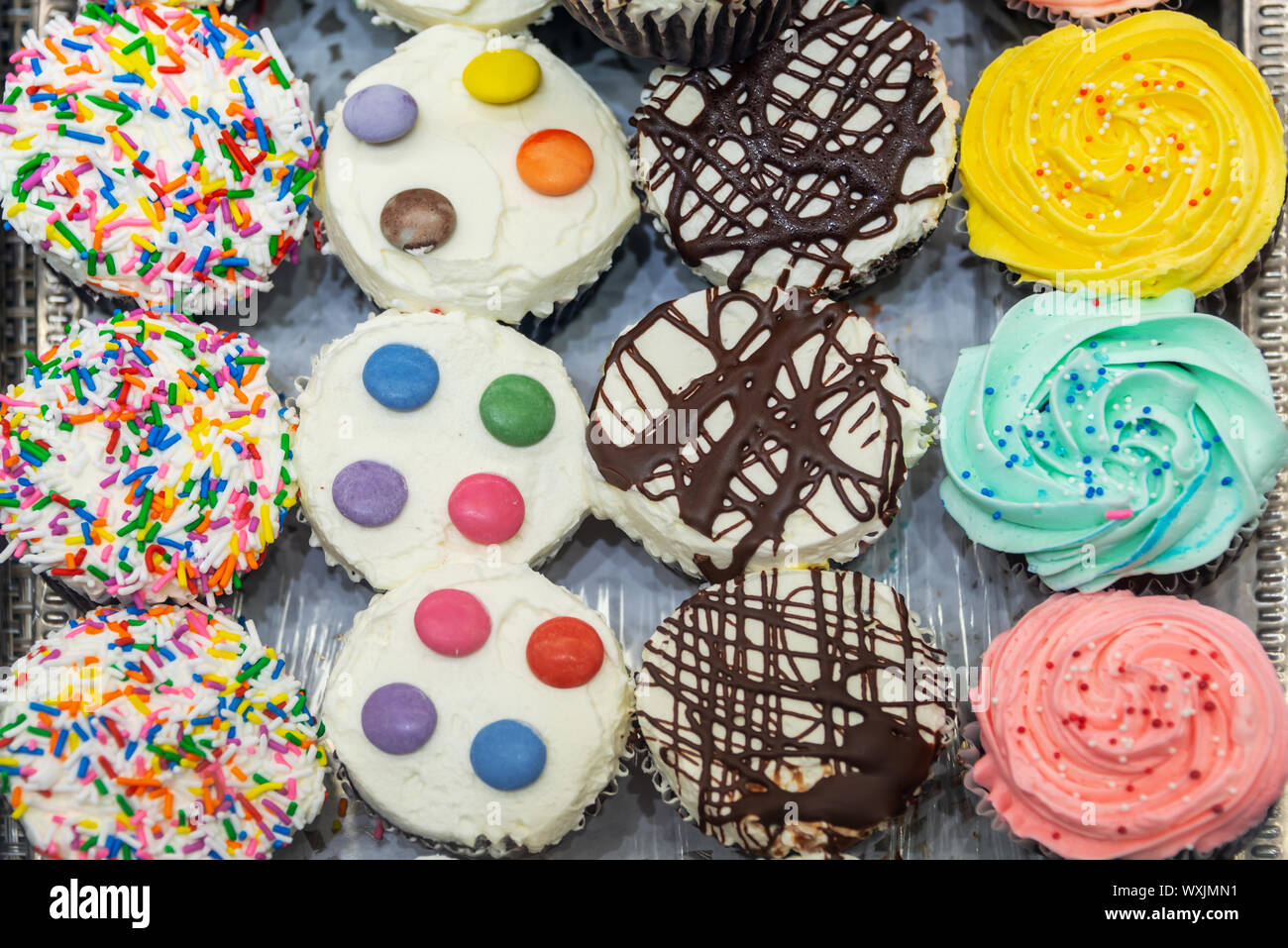 Blick von oben auf die frischen bunten Cupcakes Stockfoto