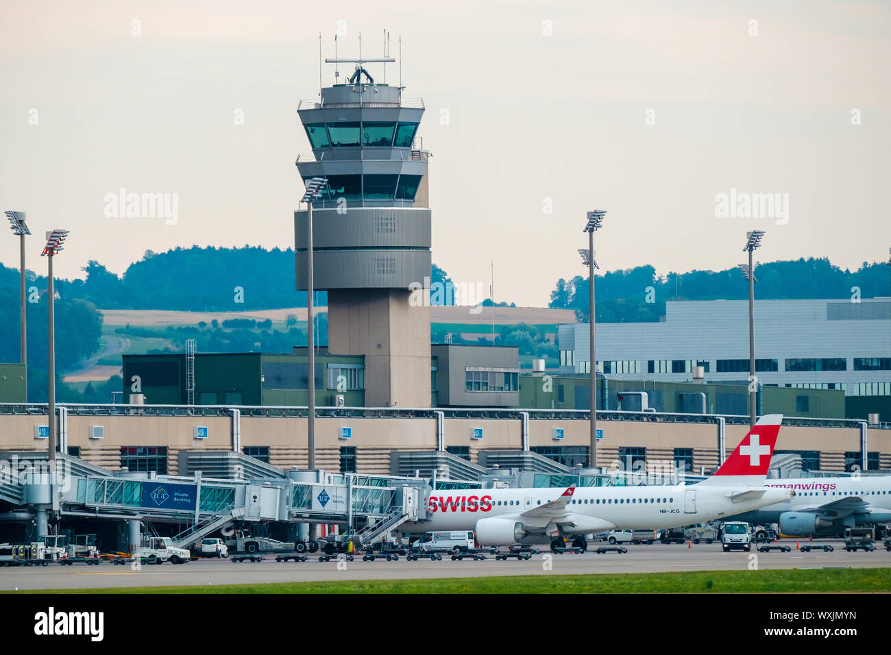Zürich, Schweiz - 19. Juli 2018: Flughafen Zürich Gebäude Exterieur Landschaft am Tag Zeit Stockfoto