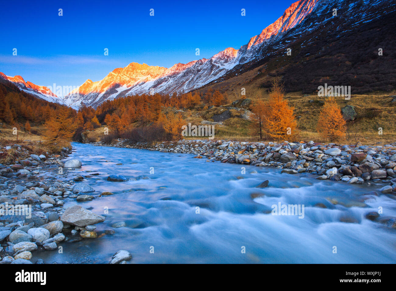Im Tal des Flusses Lonza Lötschental im Herbst. Wallis, Schweiz Stockfoto