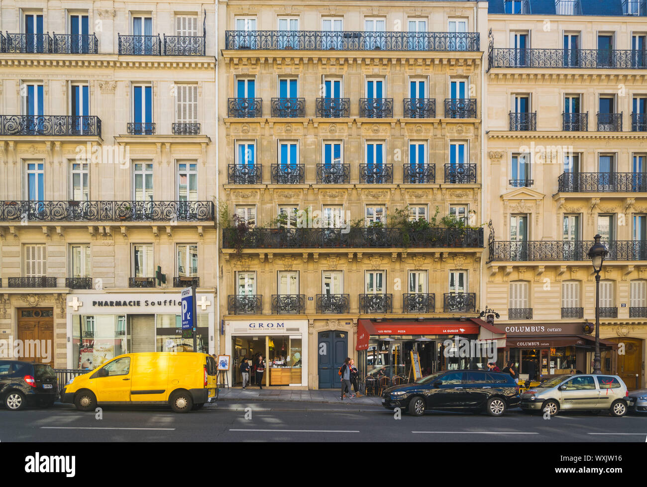 PARIS, Frankreich, 02. Oktober 2018: Eine der vielen schönen Straßen und Boulevards in Paris. Stockfoto