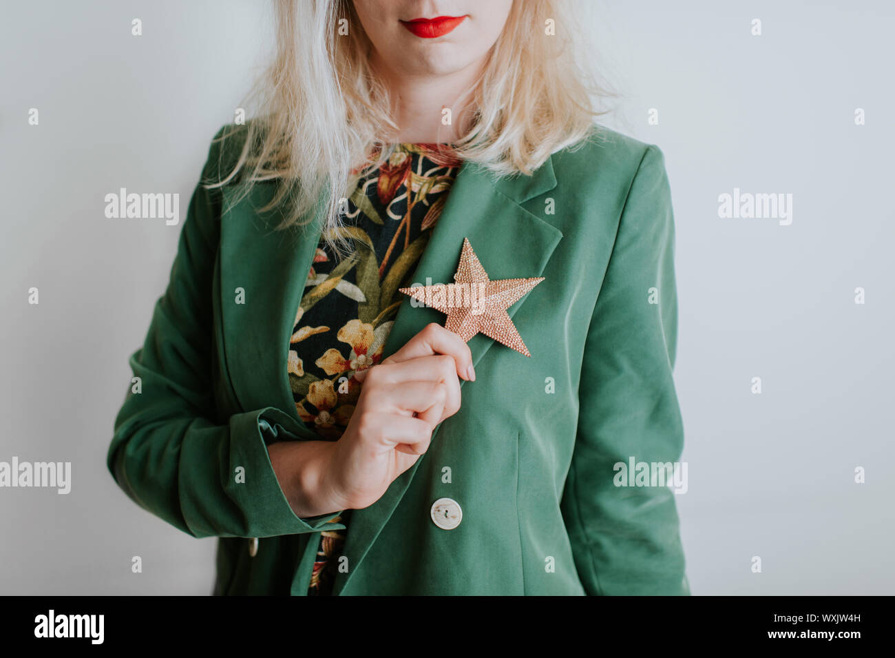 Woman Holding a Christmas Star Dekoration an die Brust Stockfoto