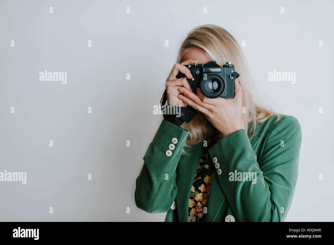 Frau mit einer Kamera fotografieren Stockfoto