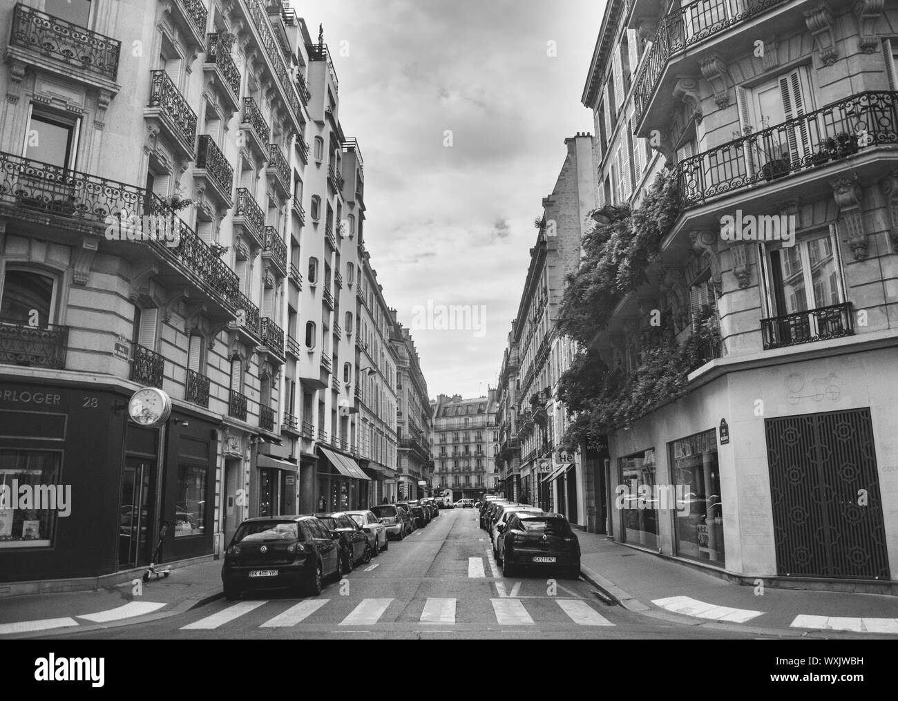 PARIS, Frankreich, 02. Oktober 2018: Eine der vielen schönen Straßen und Boulevards in Paris. Schwarz-weiß Foto. Stockfoto