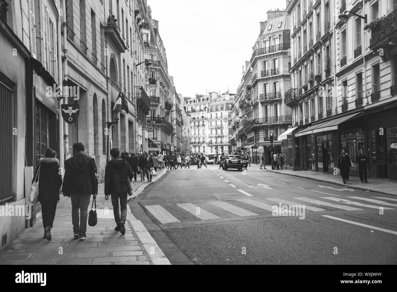 PARIS, Frankreich, 02. Oktober 2018: Eine der vielen schönen Straßen und Boulevards in Paris. Schwarz-weiß Foto. Stockfoto