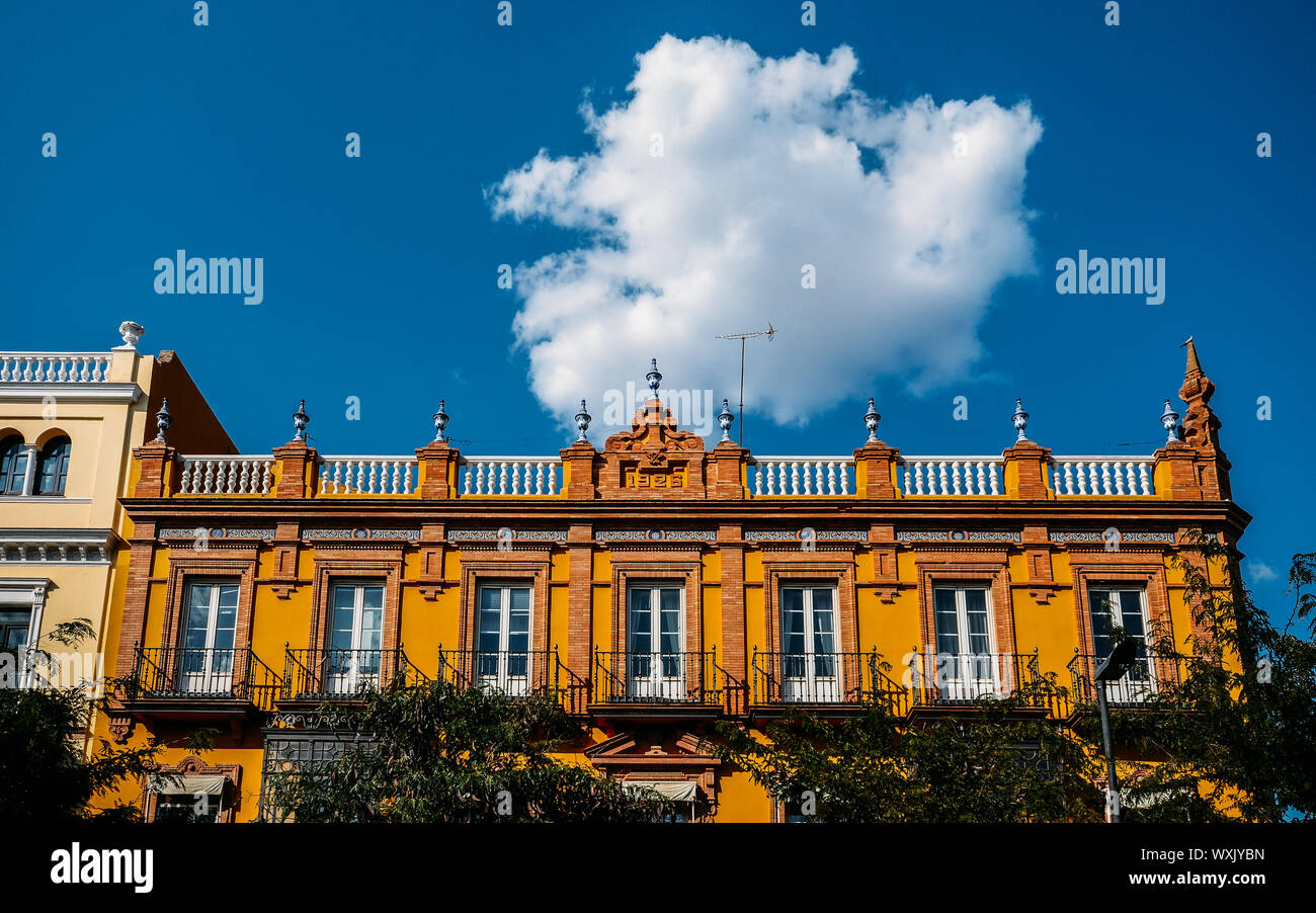 Sevilla, Spanien - Sept. 9, 2019: frühe 20. Jahrhundert stammende Gebäude Fassade in San Fernando Straße in Andalusien Sevilla, Spanien an einem sonnigen Nachmittag Stockfoto
