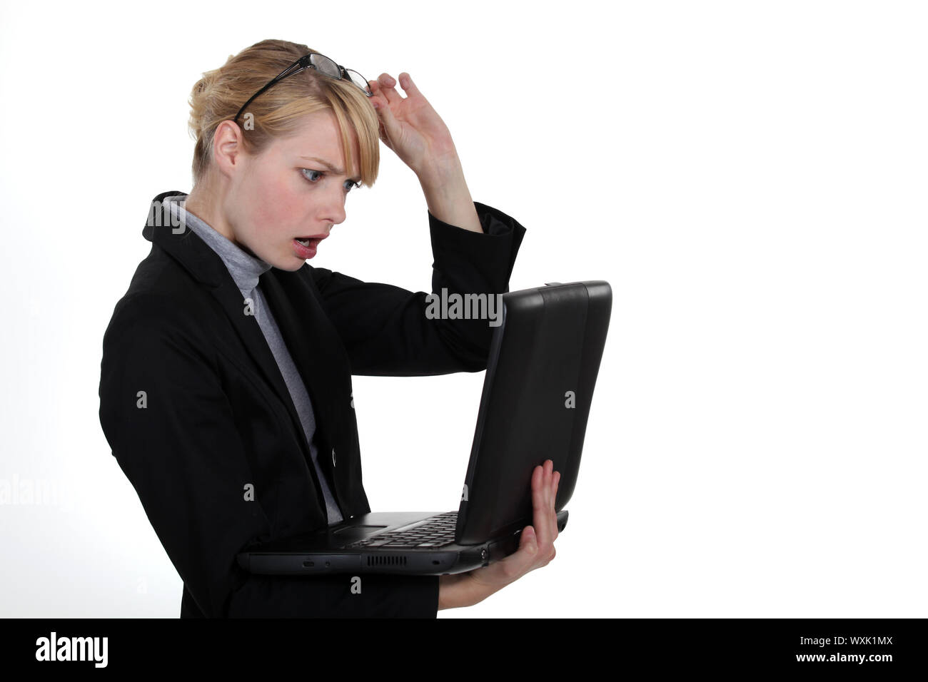 Frau erwischt vor computer Stockfoto