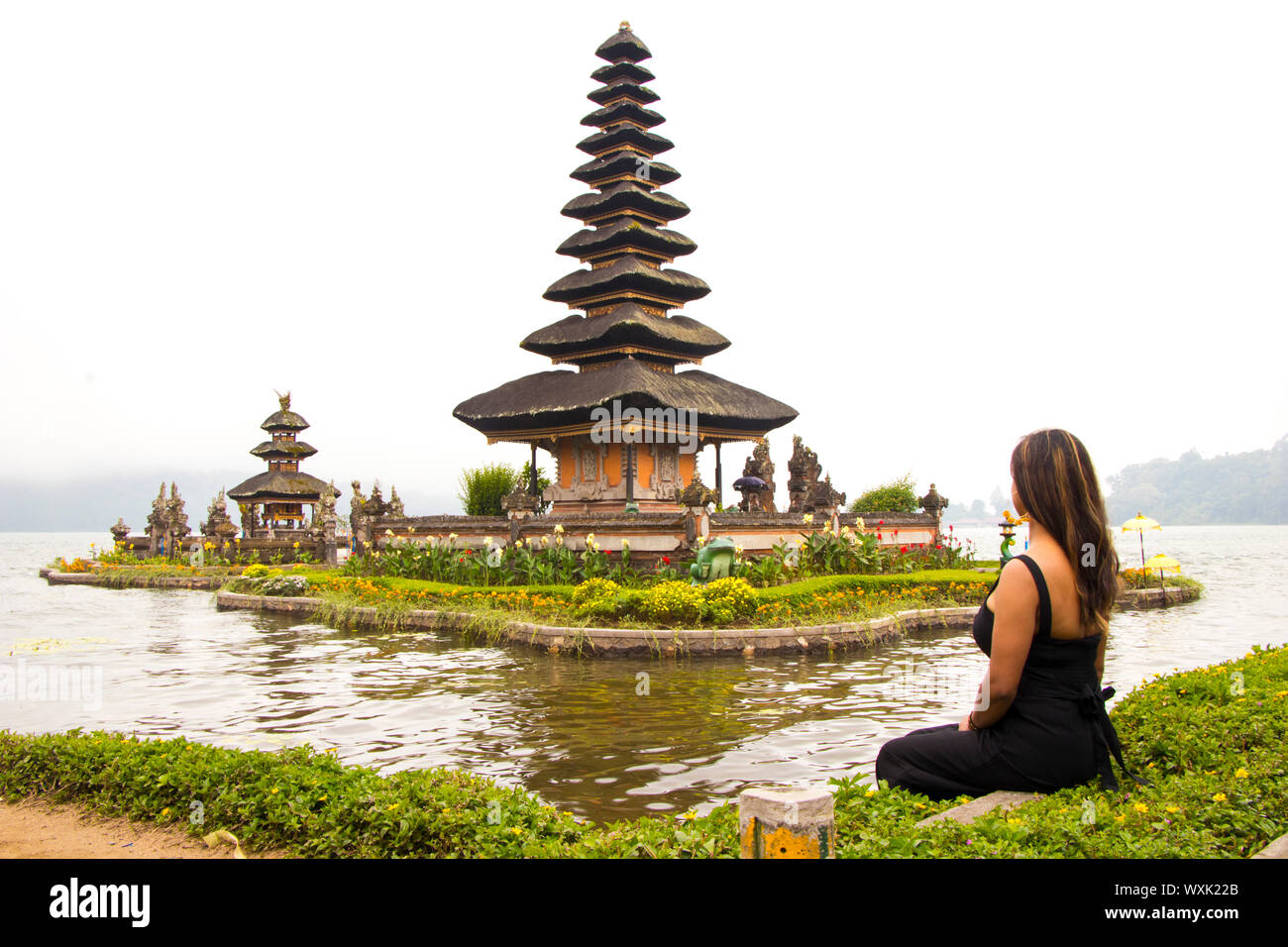 Antiker Tempel im Wasser. Bewölkter und nebiger Blick auf die Landschaft Stockfoto