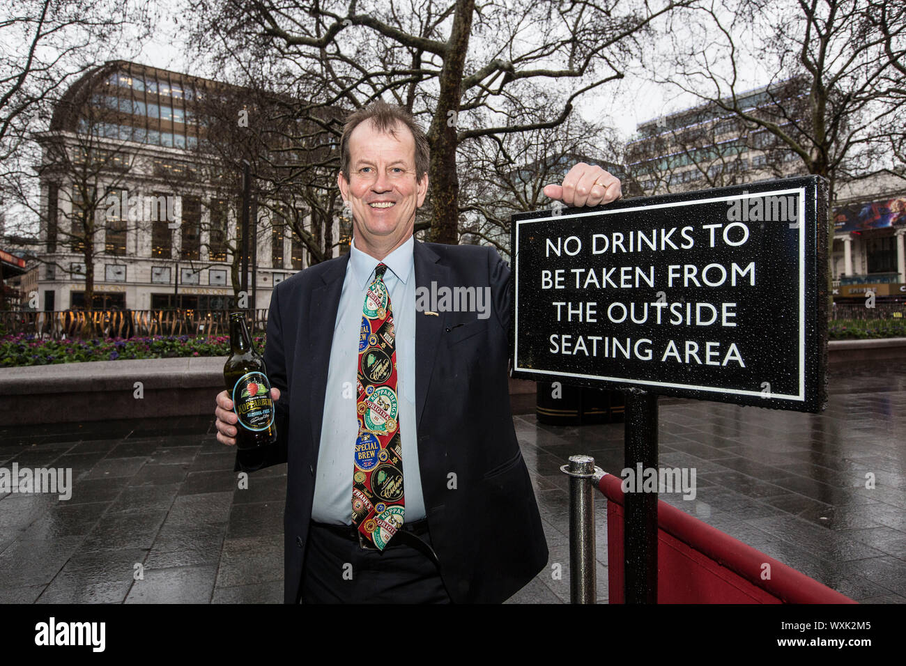 Peter Bronsman CEO Kopparberg Cider fotografiert außerhalb der Kneipe am Leicester Square. Foto: JEFF GILBERT 12. März 2019. 'Moon unter Wasser" Pub, L Stockfoto