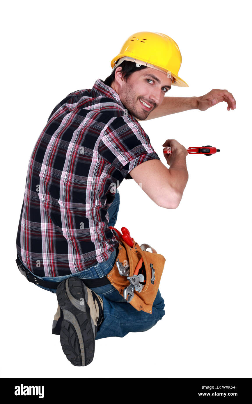 Handwerker mit einer Rohrzange Stockfoto