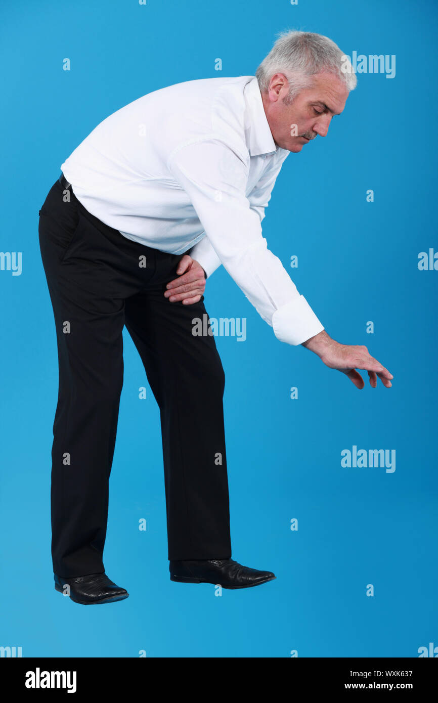 Abholung einem imaginären etwas Geschäftsmann Stockfoto
