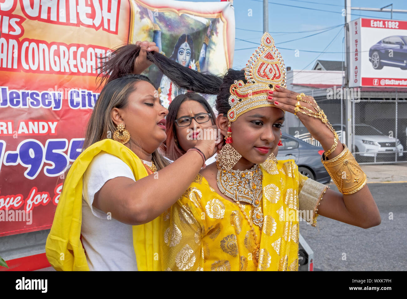 Hinduistische Frauen, vermutlich Familie, passen Sie die Haare und Kostüm, als ein Jugendlicher in der marcher Madrassi Parade und für die Einheit in der Gemeinschaft. In NEW YORK CITY. Stockfoto