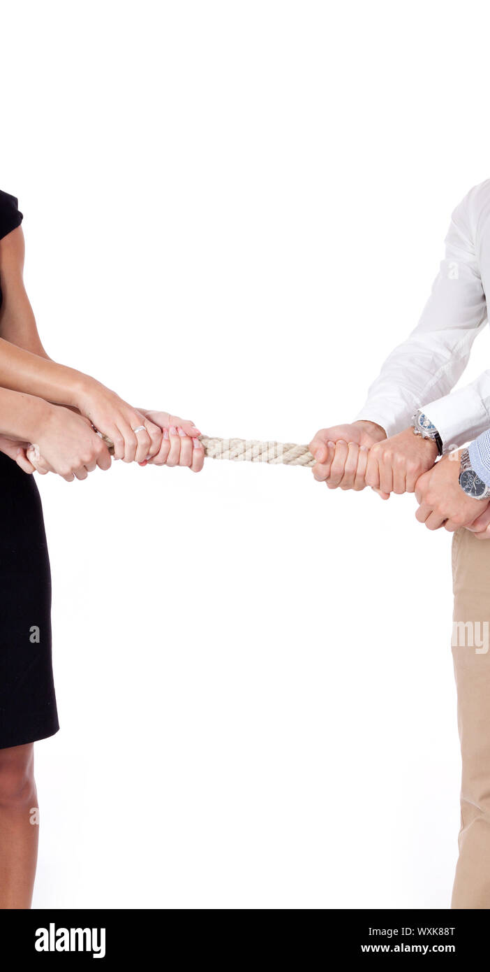 Business-Frau gegen Geschäftsmann ziehen Seil isoliert Stockfoto