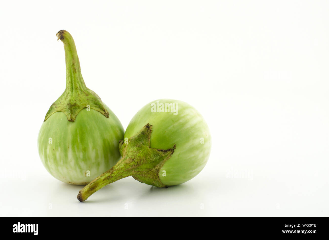 zwei Auberginen Gemüse isoliert auf weißem Hintergrund Stockfoto