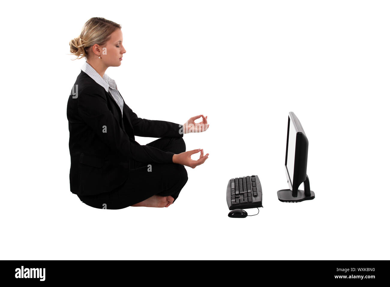 Geschäftsfrau meditieren vor ihrem laptop Stockfoto