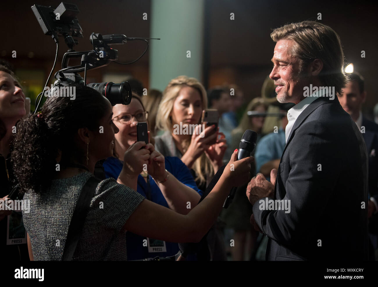 Washington, United States. 16 Sep, 2019. Schauspieler Brad Pitt wird von der NASA Fernsehen auf dem roten Teppich während einer Vorführung des Films "Ad Astra" bei National Geographic Society interviewt, am 16. September 2019, in Washington. Pitt Sterne als Astronaut Roy McBride, die tief in das Sonnensystem, in der Hoffnung, ein Rätsel zu lösen, die das Leben auf der Erde droht, reist. NASA Foto von Aubrey Gemignani/UPI Quelle: UPI/Alamy leben Nachrichten Stockfoto