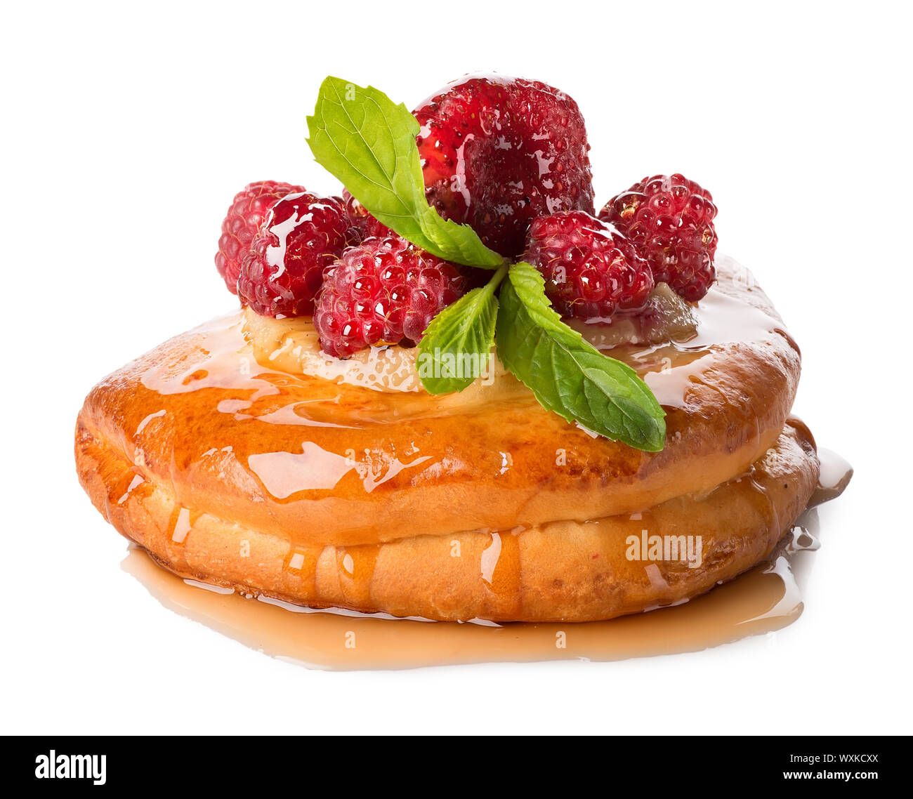 Brötchen mit Himbeeren und Ananas auf einem weißen Hintergrund isoliert Stockfoto