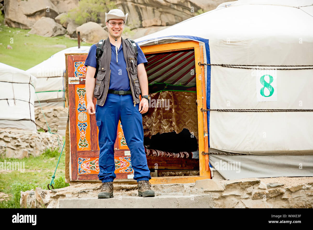 Mann in Outdoor Kleidung vor dem Eingang einer mongolischen Jurte Stockfoto