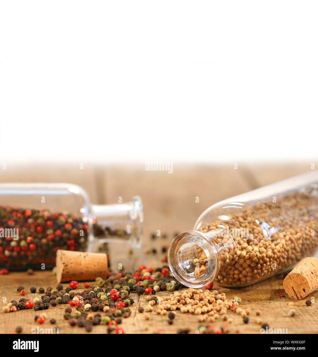 Flaschen von Gewürzen auf rustikalen Holztisch Stockfoto