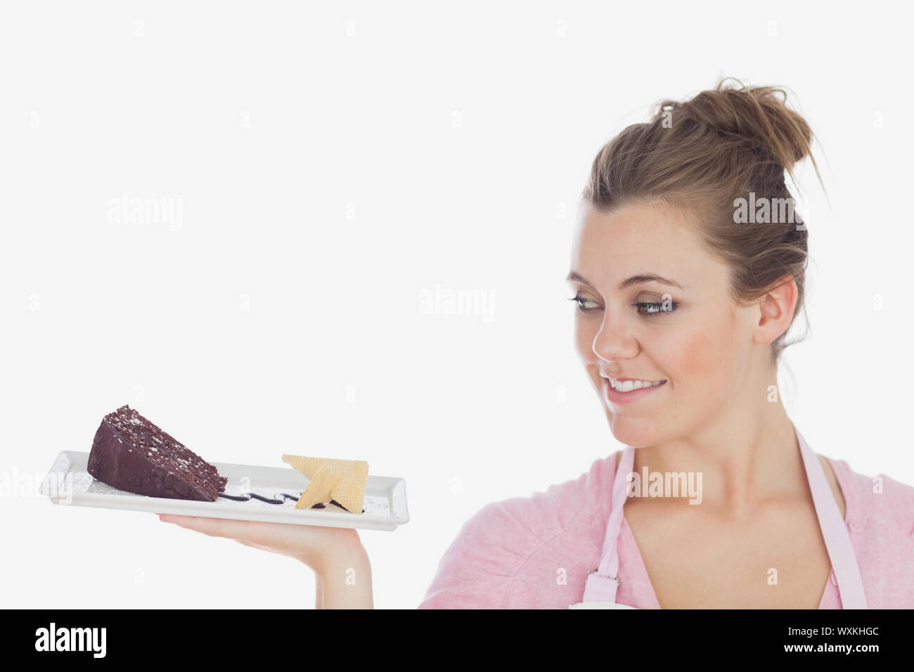 Nahaufnahme der jungen Frau betrachten Gebäck vor weißem Hintergrund Stockfoto