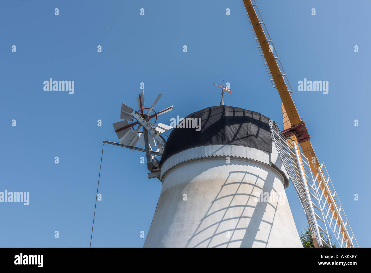 Eine alte weiße smockmill mit vier Flügeln gegen den blauen Himmel, Dänemark, 5. Juni 2019 Stockfoto