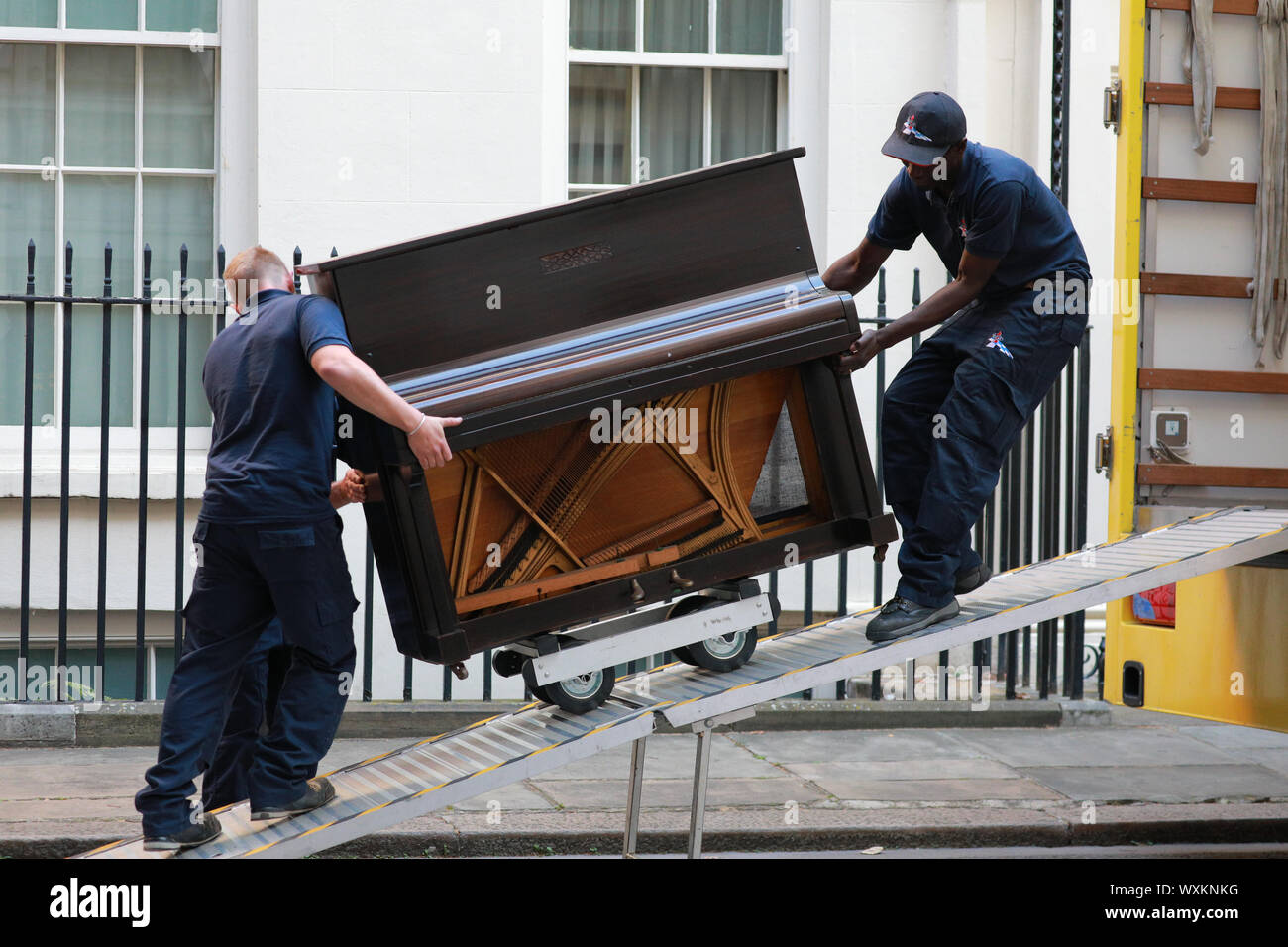 Westminster, London, Großbritannien. September 2019. Zwei Entlieferungsmänner kämpfen mit dem großen Musikinstrument. Ein Klavier wird an Nr. 11, Downing Street von einer Umzugsfirma geliefert. Die Wohnung über Nr. 11 wird angenommen, dass jetzt die offizielle Residenz von PM Johnson. Kredit: Imageplotter/Alamy Live Nachrichten Stockfoto