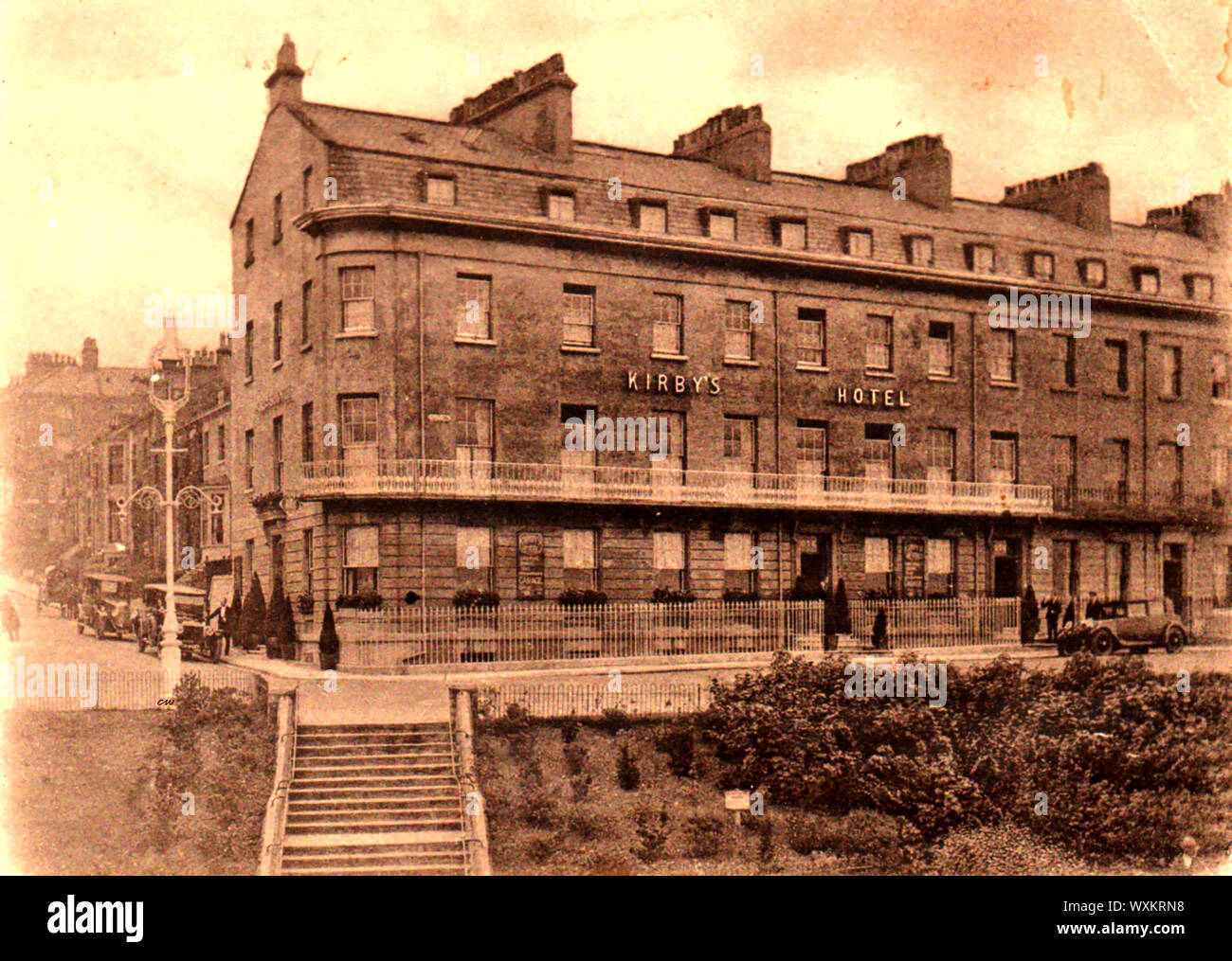 Ein spät-viktorianischen oder Anfang 1900 Bild des ehemaligen Kirby Hotel, Whitby, Yorkshire England, mit alten Kraftfahrzeugen und Chauffeure warten. Das Gebäude, in dem einst eine exklusive Klientel ist noch in der Existenz und steht neben dem Royal Hotel am West Cliff von Whitby, mit Blick auf den Hafen. Stockfoto