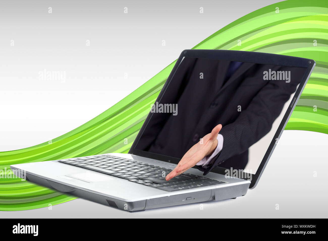 Unternehmer, die sich vom Laptop für Handshake auf grüne Welle Hintergrund Stockfoto