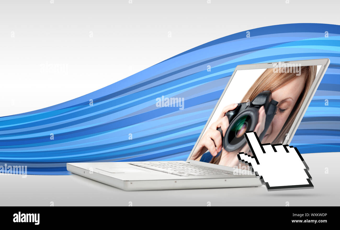 Symbol Hand zeigen Laptop zeigt Frau unter Foto auf Blue Wave Hintergrund zu öffnen. Stockfoto